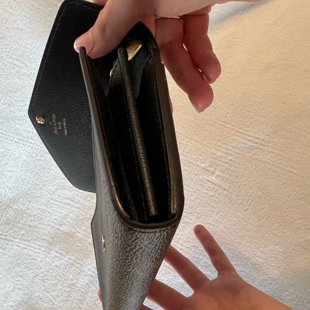 Louis Vuitton Monogram and Monogram Reverse Giant canvas wallet. Like new. - Picture 10 of 11